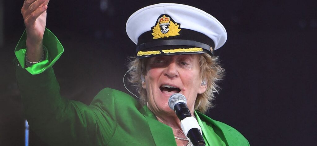 Rod Stewart Sparks Concern After ‘Nearly Fainting’ Onstage